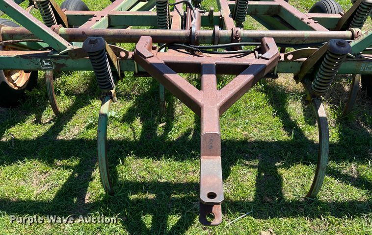 image for item DR5550 John Deere 1610  chisel