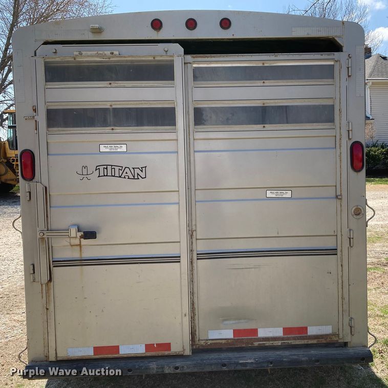 image for item HN9837 2002 Titan Gooseneck 1R9578  livestock trailer