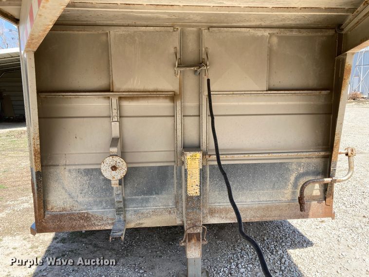 image for item HN9837 2002 Titan Gooseneck 1R9578  livestock trailer