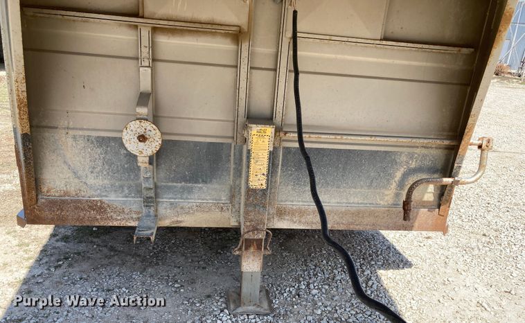 image for item HN9837 2002 Titan Gooseneck 1R9578  livestock trailer