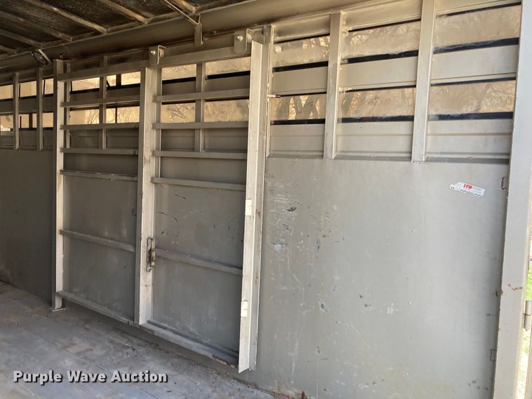 image for item HN9837 2002 Titan Gooseneck 1R9578  livestock trailer