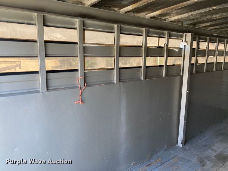 image for item HN9837 2002 Titan Gooseneck 1R9578  livestock trailer