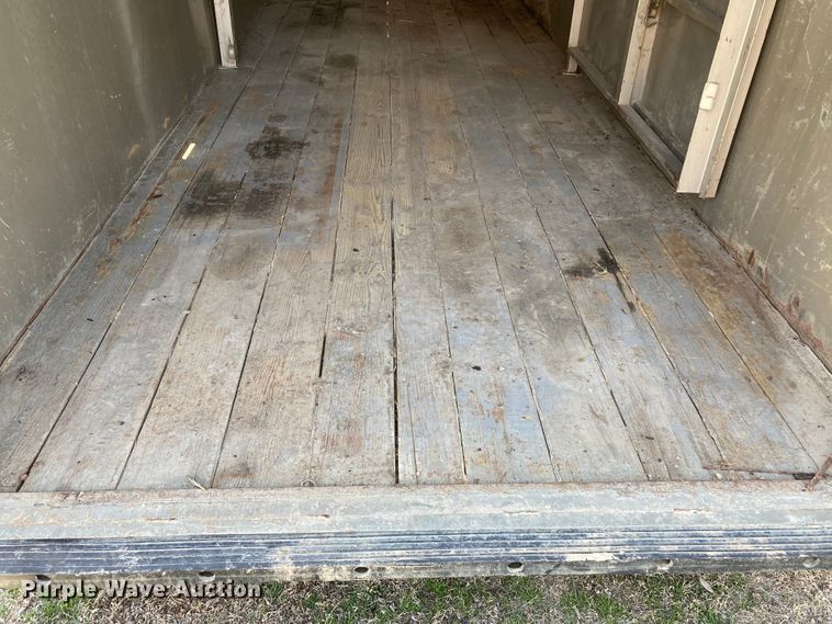 image for item HN9837 2002 Titan Gooseneck 1R9578  livestock trailer