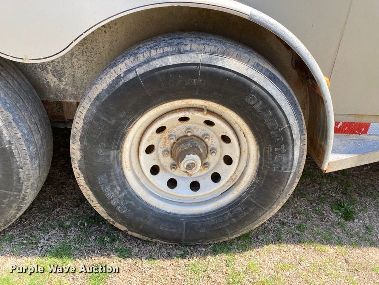 image for item HN9837 2002 Titan Gooseneck 1R9578  livestock trailer