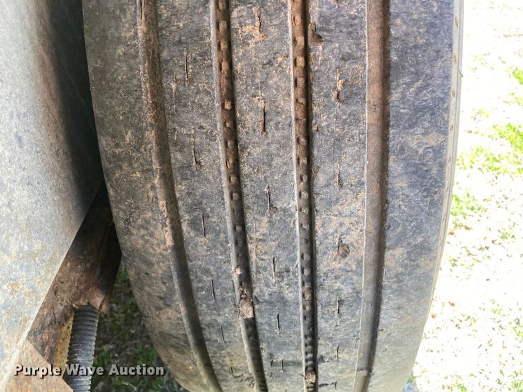 image for item HN9837 2002 Titan Gooseneck 1R9578  livestock trailer