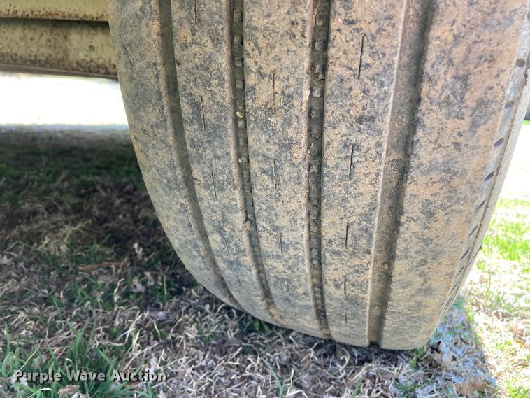 image for item HN9837 2002 Titan Gooseneck 1R9578  livestock trailer