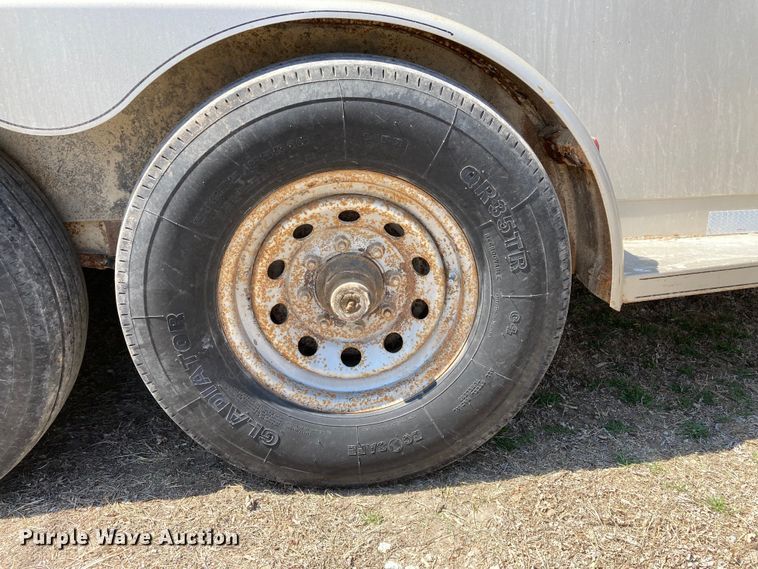 image for item HN9837 2002 Titan Gooseneck 1R9578  livestock trailer