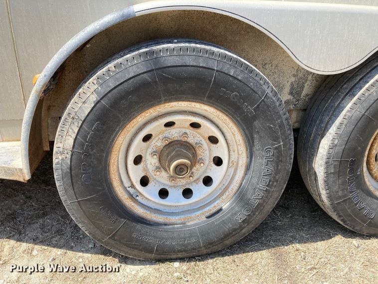 image for item HN9837 2002 Titan Gooseneck 1R9578  livestock trailer