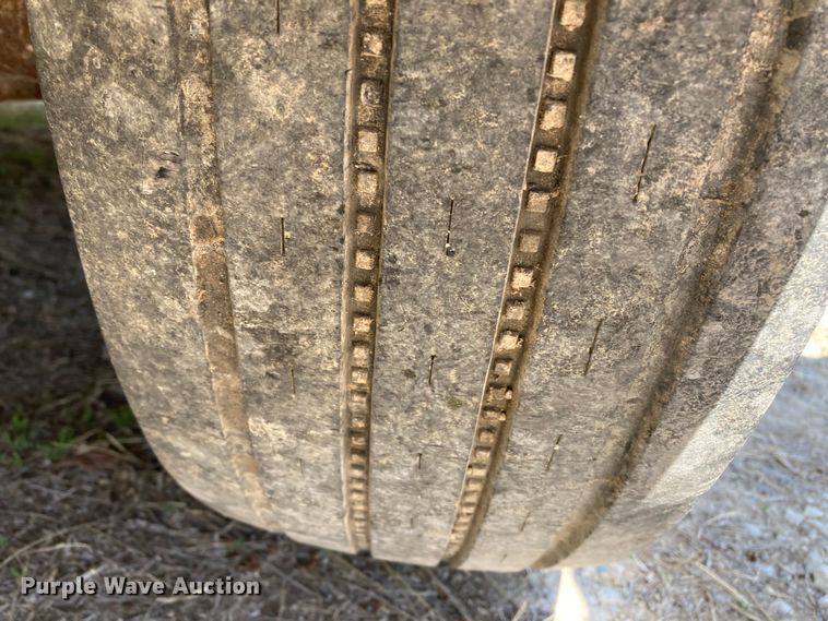 image for item HN9837 2002 Titan Gooseneck 1R9578  livestock trailer