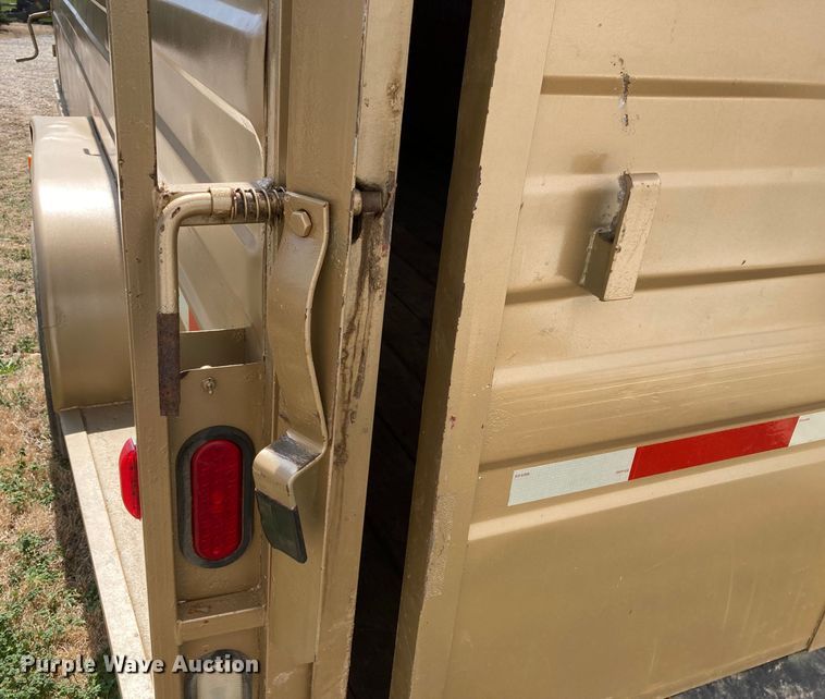 image for item HN9838 1996 Titan 1R3217  livestock trailer