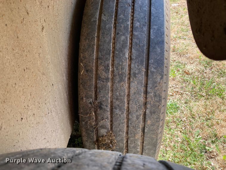 image for item HN9838 1996 Titan 1R3217  livestock trailer