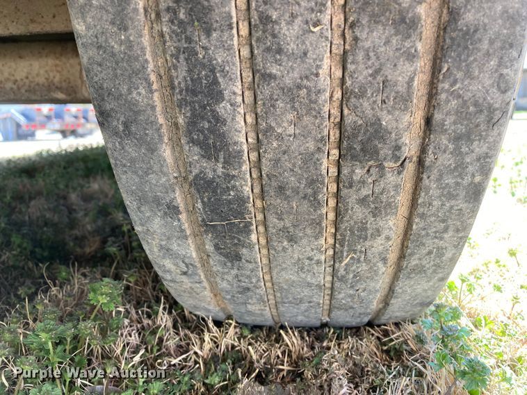 image for item HN9838 1996 Titan 1R3217  livestock trailer