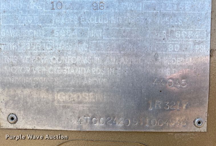 image for item HN9838 1996 Titan 1R3217  livestock trailer