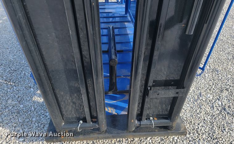 image for item JL9317 Squeeze chute