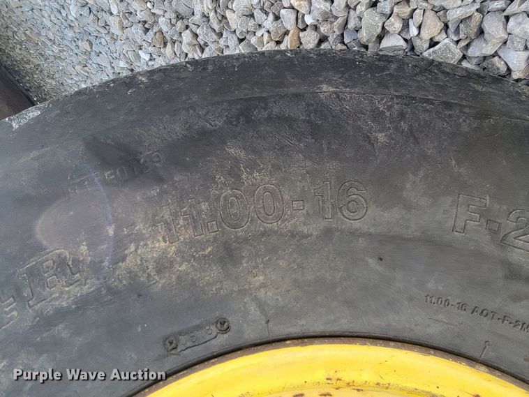 image for item JL9321 John Deere 7200  tractor