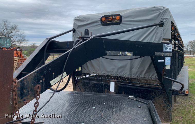 image for item LI9170 1995 Gooseneck Trailers B8B2  livestock trailer