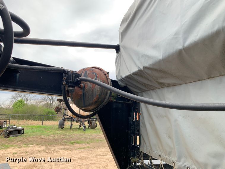 image for item LI9170 1995 Gooseneck Trailers B8B2  livestock trailer