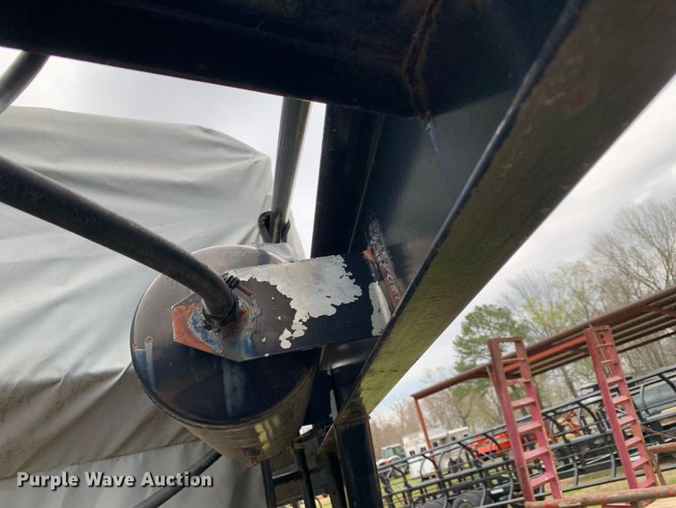 image for item LI9170 1995 Gooseneck Trailers B8B2  livestock trailer