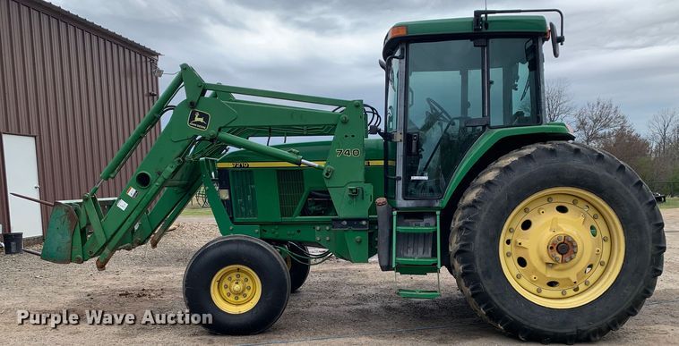 image for item LI9174 1999 John Deere 7210  tractor