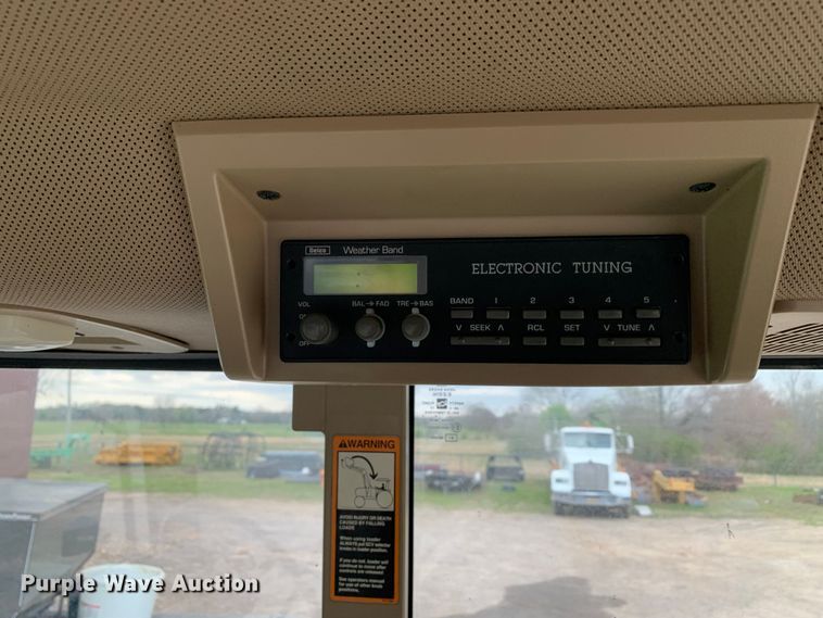 image for item LI9174 1999 John Deere 7210  tractor