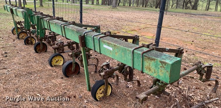 image for item LI9177 John Deere  row crop cultivator