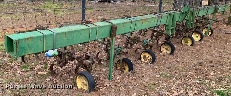 image for item LI9177 John Deere  row crop cultivator