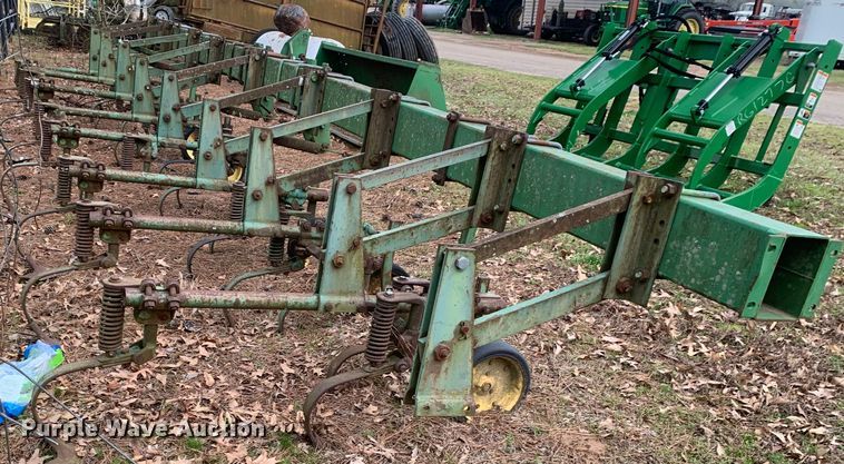 image for item LI9177 John Deere  row crop cultivator
