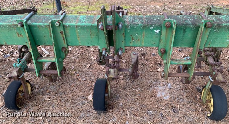 image for item LI9177 John Deere  row crop cultivator