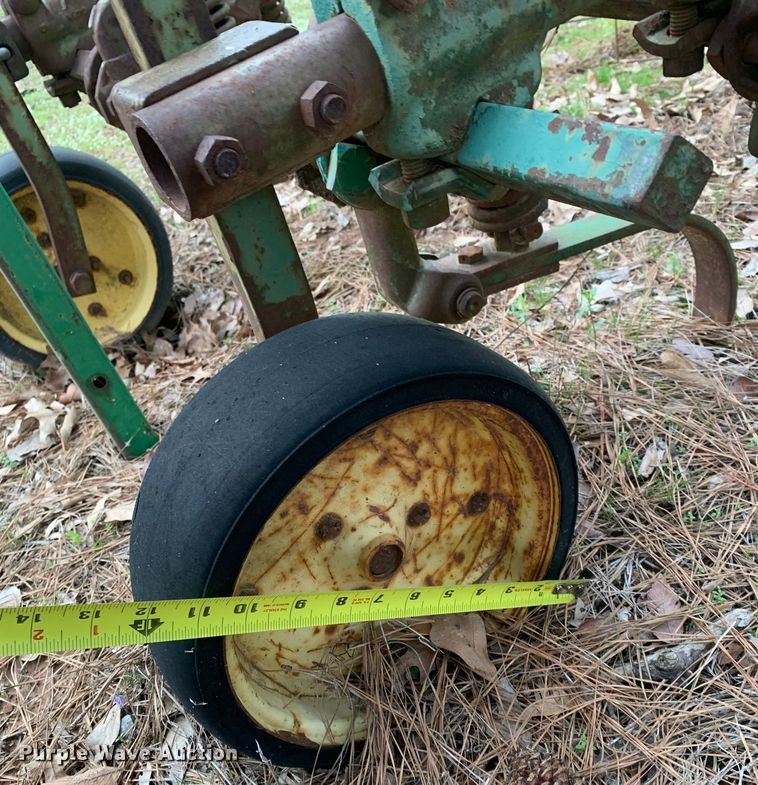 image for item LI9177 John Deere  row crop cultivator