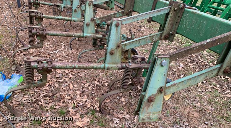image for item LI9177 John Deere  row crop cultivator