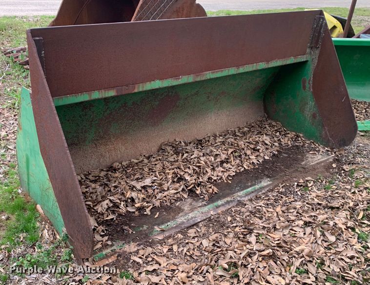 image for item LI9185 John Deere  7'2"W bucket