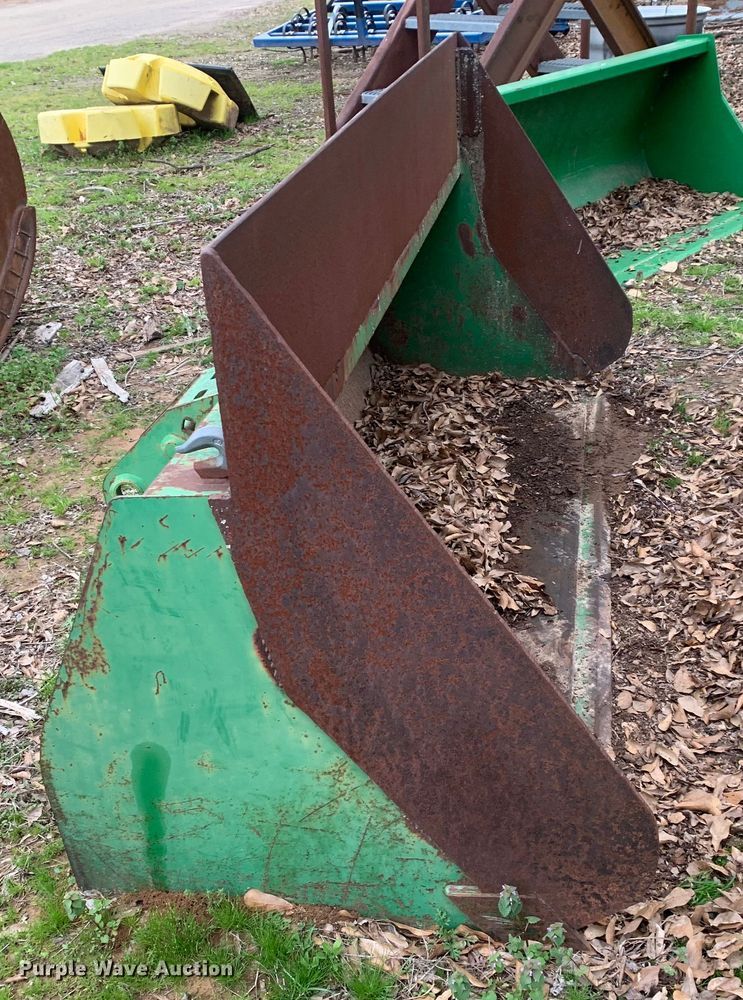 image for item LI9185 John Deere  7'2"W bucket
