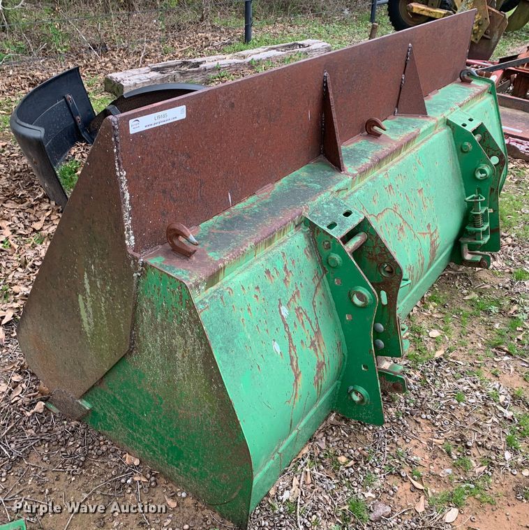 image for item LI9185 John Deere  7'2"W bucket