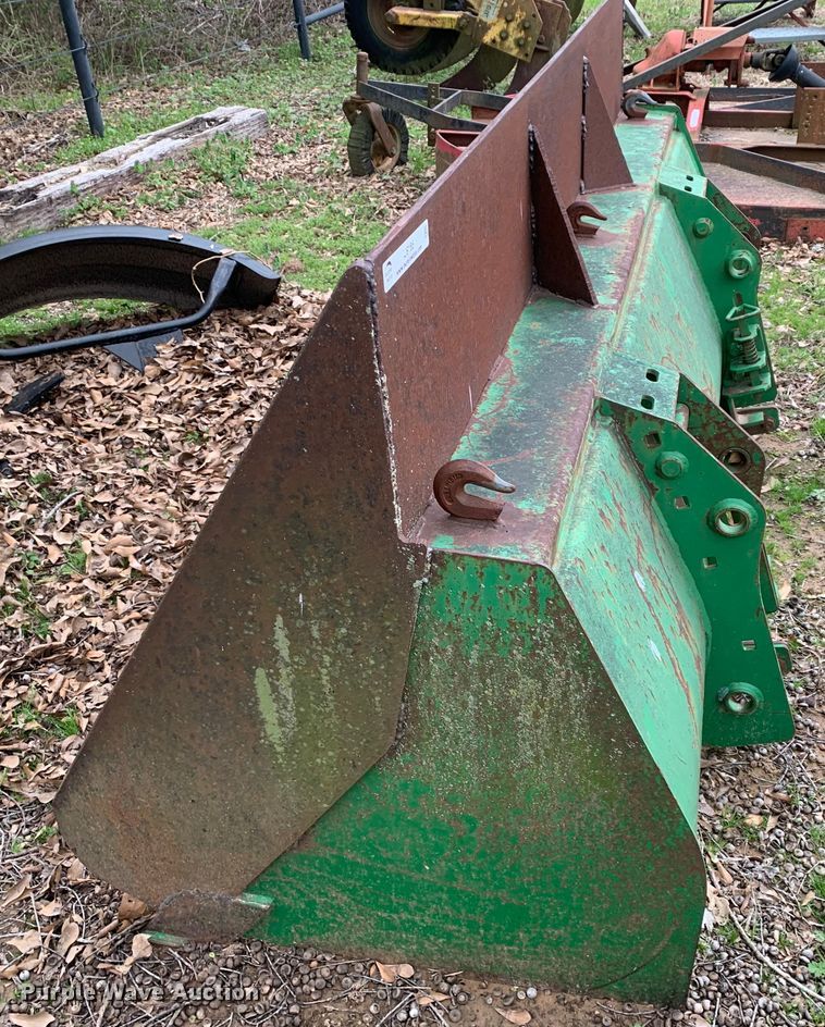 image for item LI9185 John Deere  7'2"W bucket