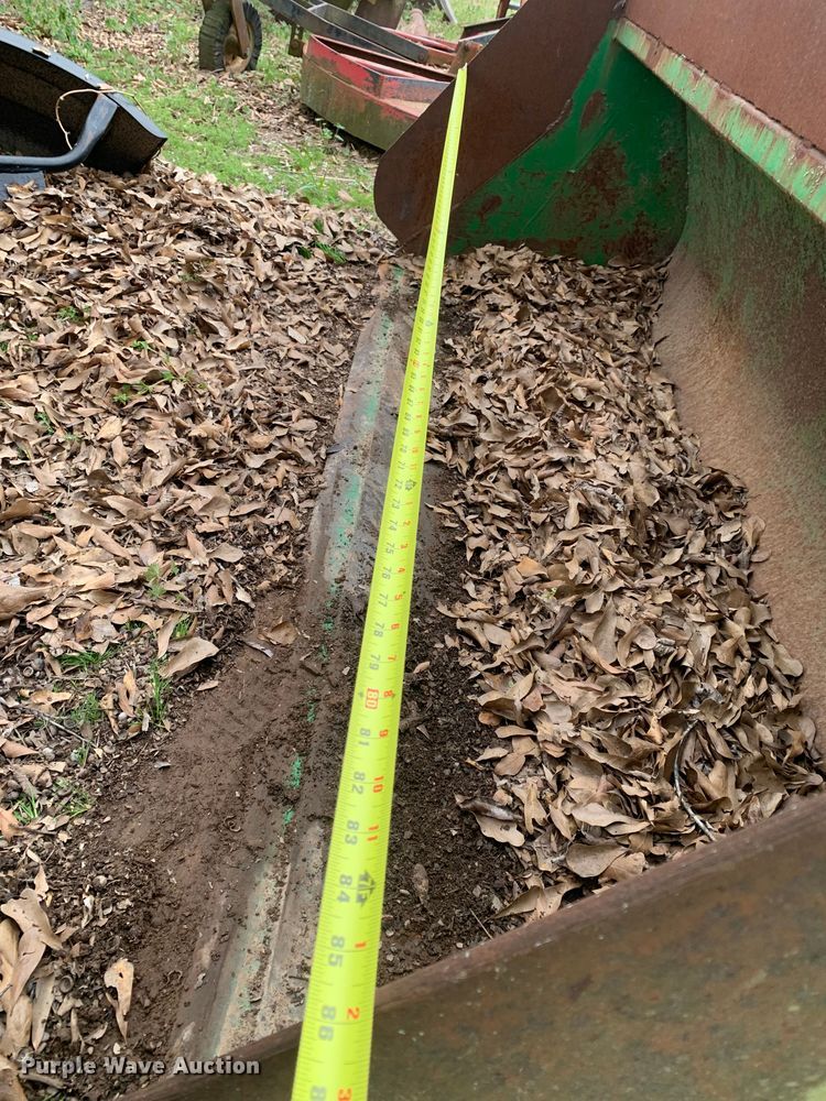 image for item LI9185 John Deere  7'2"W bucket