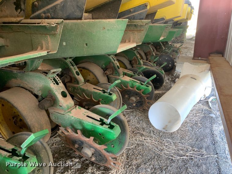 image for item LI9206 John Deere 7340 Max Emerge 2  planter