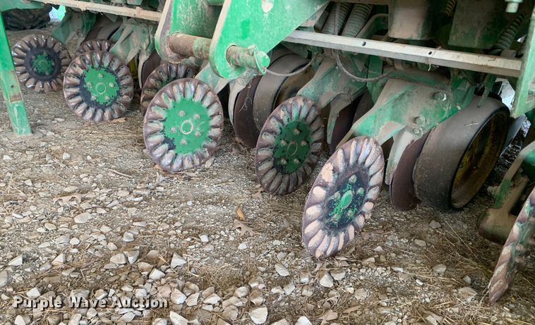 image for item LI9206 John Deere 7340 Max Emerge 2  planter