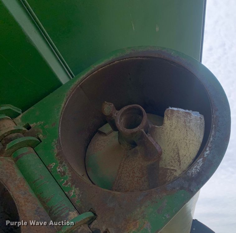 image for item LI9212 Brent 776  grain cart