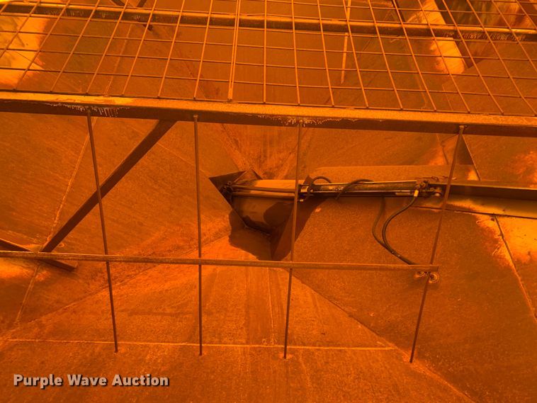 image for item LI9212 Brent 776  grain cart