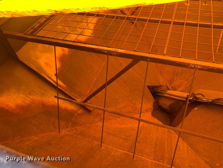 image for item LI9212 Brent 776  grain cart