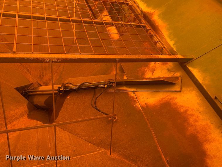 image for item LI9212 Brent 776  grain cart