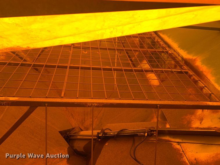 image for item LI9212 Brent 776  grain cart