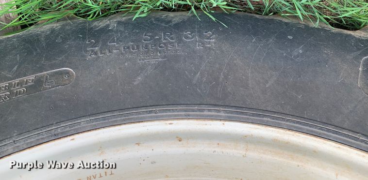 image for item LI9212 Brent 776  grain cart