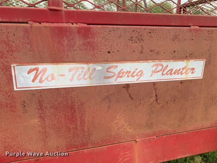 image for item LI9225 Bermuda King 6/NTSG/01  No-till sprig planter