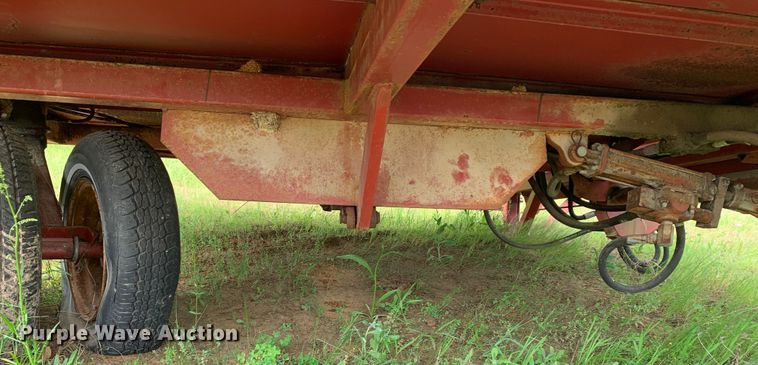 image for item LI9226 Hoelscher  bale accumulator