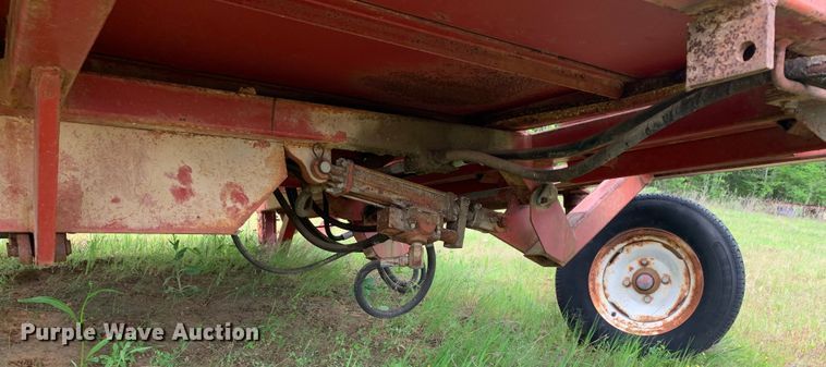 image for item LI9226 Hoelscher  bale accumulator