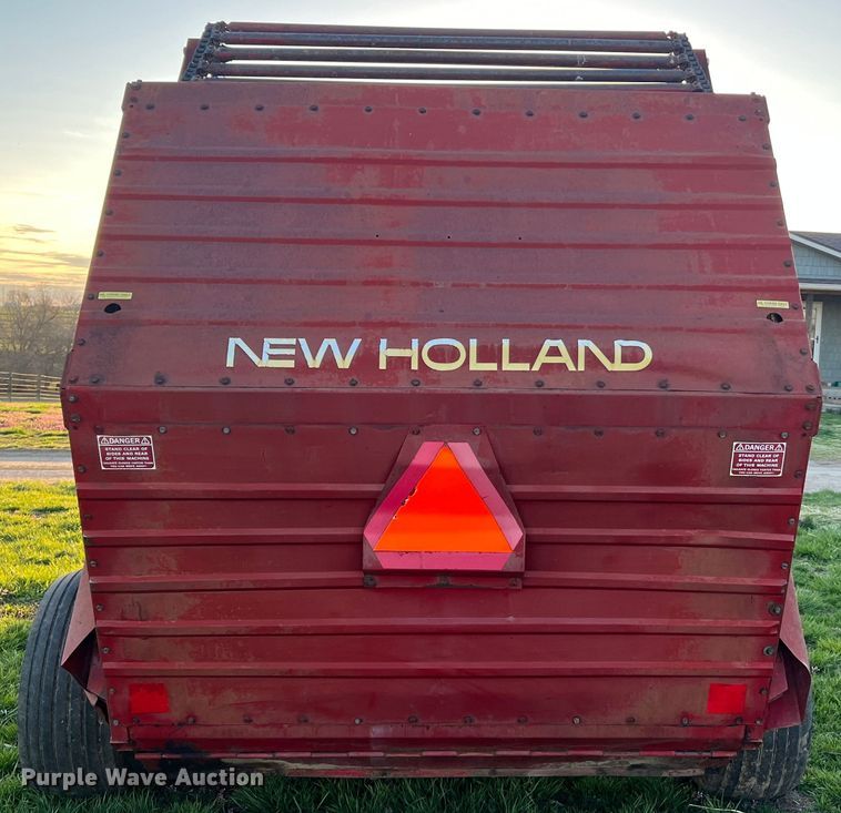 image for item LI9561 New Holland 851  round baler