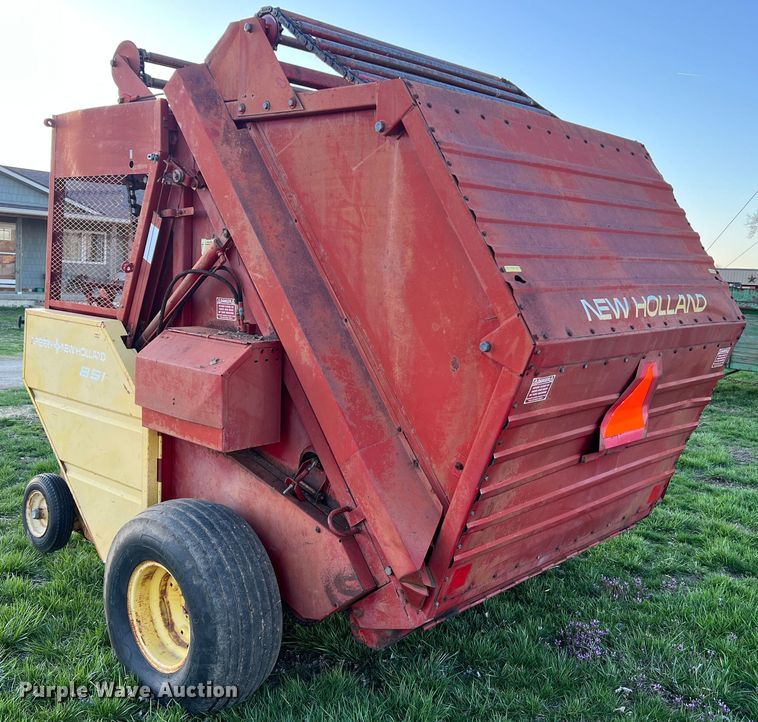 image for item LI9561 New Holland 851  round baler