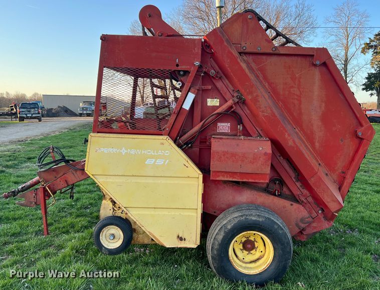 image for item LI9561 New Holland 851  round baler