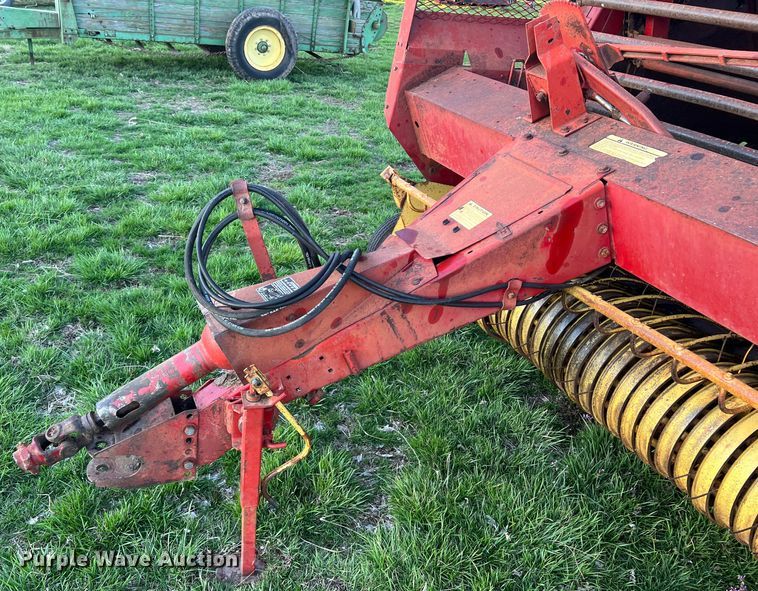 image for item LI9561 New Holland 851  round baler